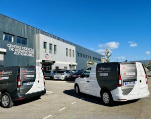 Technicien Eclatemps remplaçant un pare-brise en urgence chez Lever Touch après les intempéries.