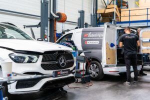 Technicien Eclatemps intervenant en atelier pour l’externalisation du vitrage automobile, rapide et propre.