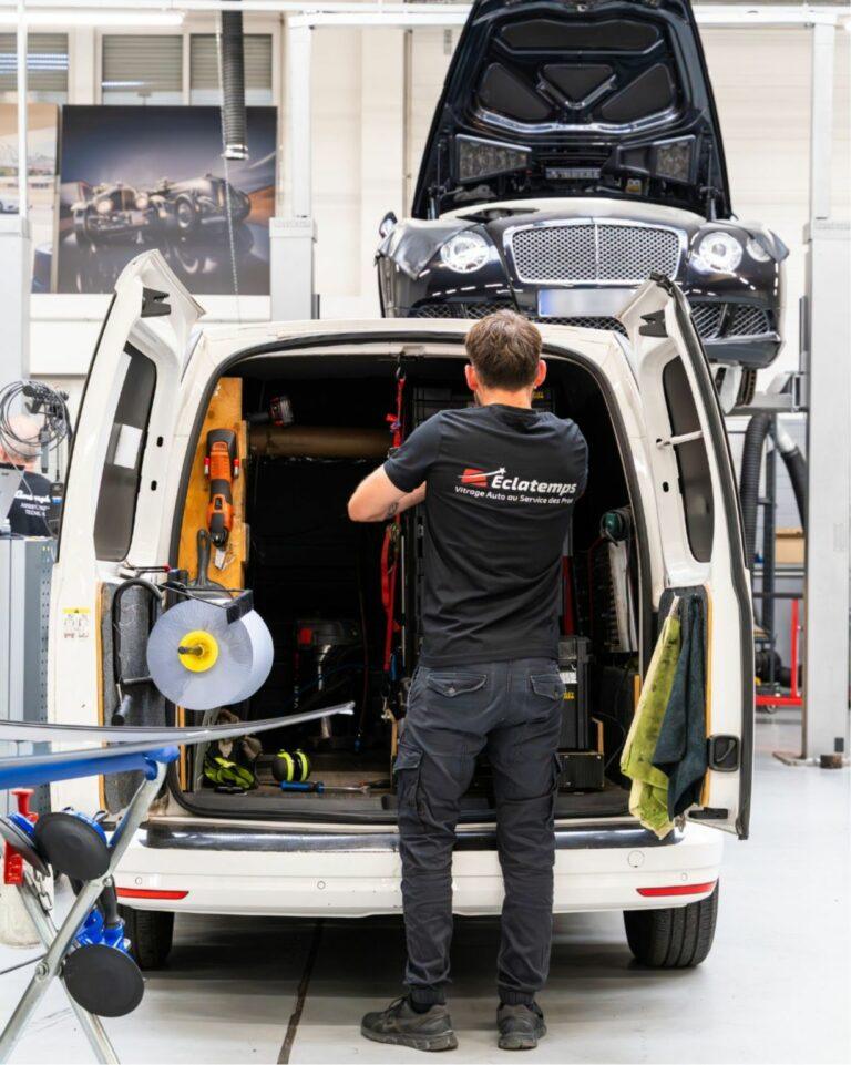 Technicien Eclatemps préparant son atelier mobile dans un garage automobile